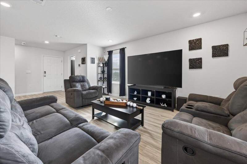 4 bedroom Detached Single Family at 2808 Tallgrass Court, Silver Lake Village, Crestview — photo 4