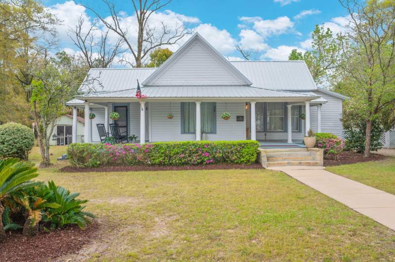 3 bedroom Detached Single Family at 28 E Live Oak Avenue, TOWN OF DEFUNIAK SPRINGS, DeFuniak Springs — photo 1