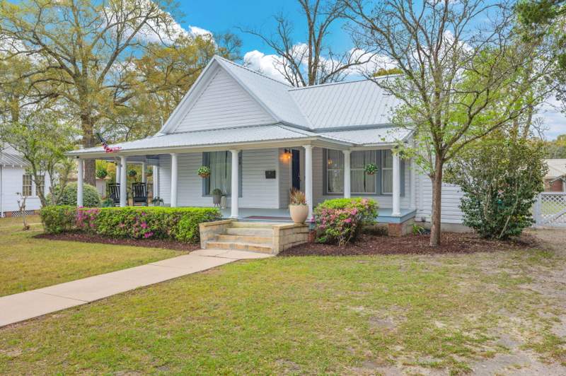 3 bedroom Detached Single Family at 28 E Live Oak Avenue, TOWN OF DEFUNIAK SPRINGS, DeFuniak Springs — photo 2