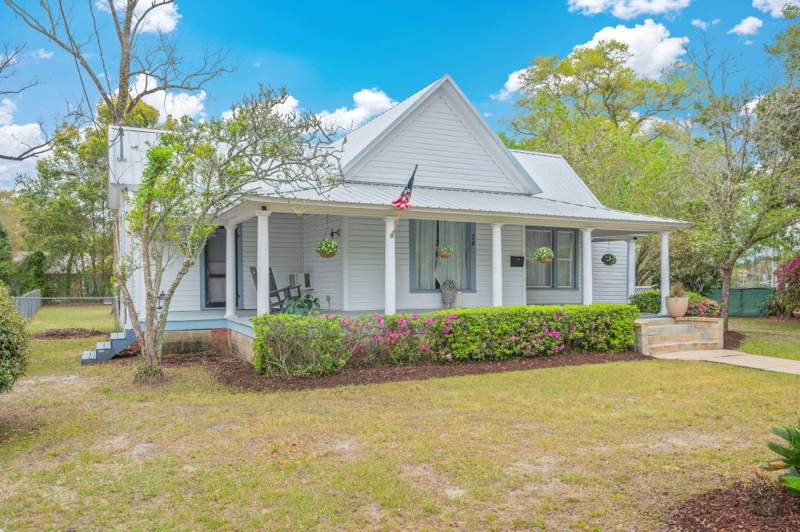 3 bedroom Detached Single Family at 28 E Live Oak Avenue, TOWN OF DEFUNIAK SPRINGS, DeFuniak Springs — photo 3