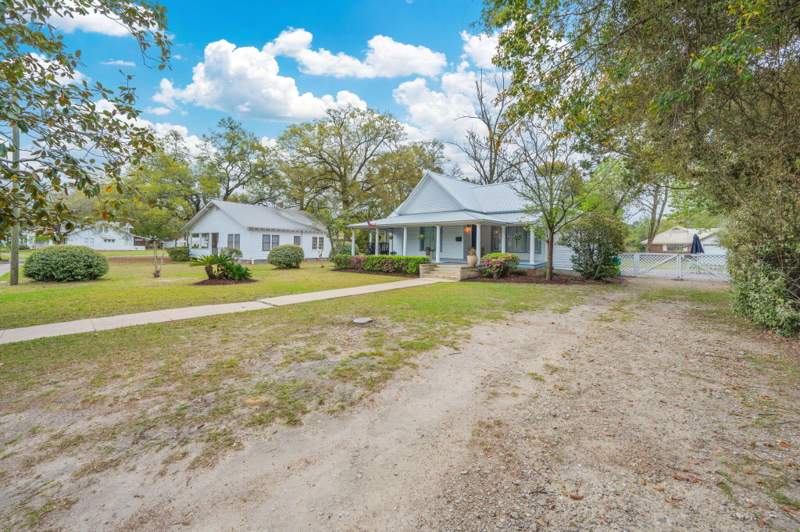 3 bedroom Detached Single Family at 28 E Live Oak Avenue, TOWN OF DEFUNIAK SPRINGS, DeFuniak Springs — photo 4