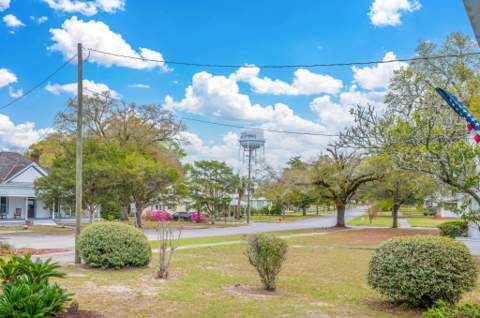 28 E Live Oak Avenue, DeFuniak Springs FL - photo 12 of 65