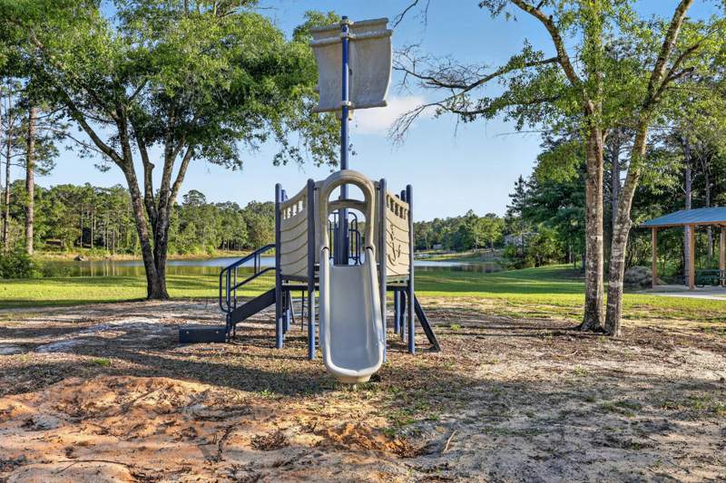 3 bedroom Mobile Home at 158 W Violet Lane, Oakwood Hills Unit 3, DeFuniak Springs — photo 3