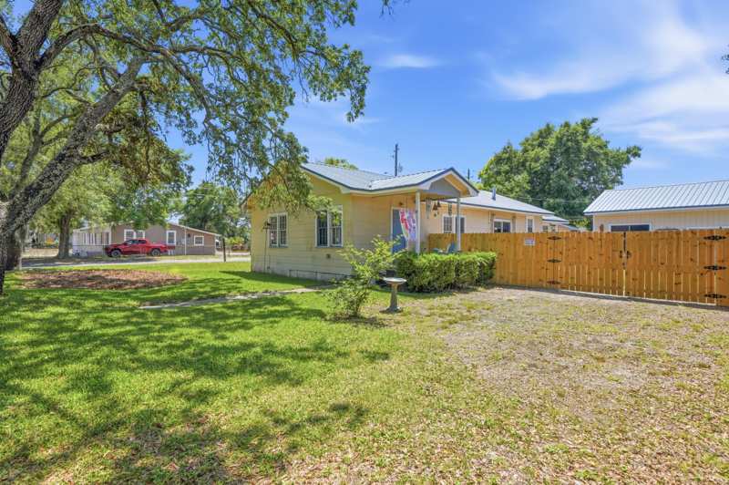 3 bedroom Detached Single Family at 218 NE Troy Street, Cinco Bayou, Fort Walton Beach — photo 1