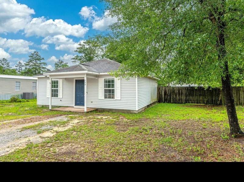 2 bedroom Detached Single Family at 259 W Cypress Avenue, Oakwood Hills Unit 1, DeFuniak Springs — photo 1