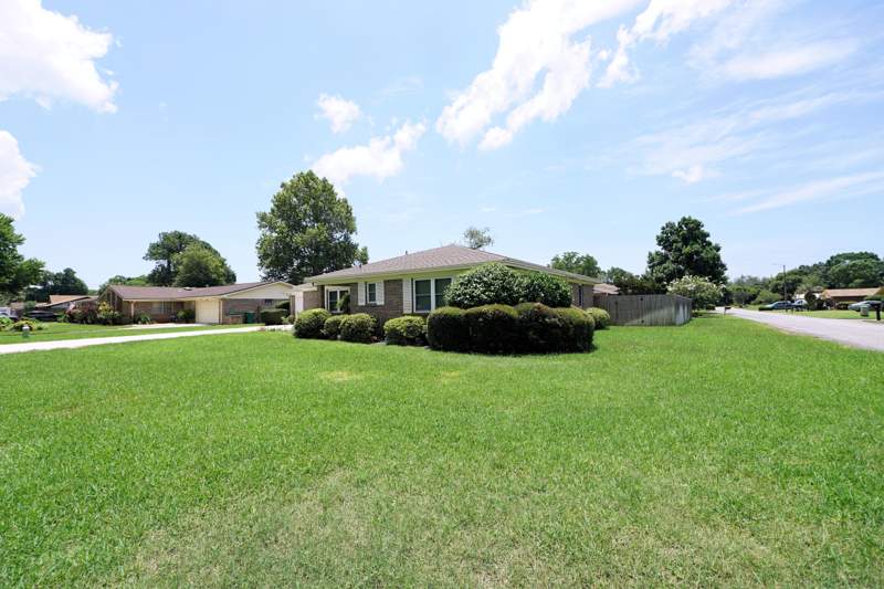 4 bedroom Detached Single Family at 208 Dumaine Court, Chateauguay 2, Fort Walton Beach — photo 2