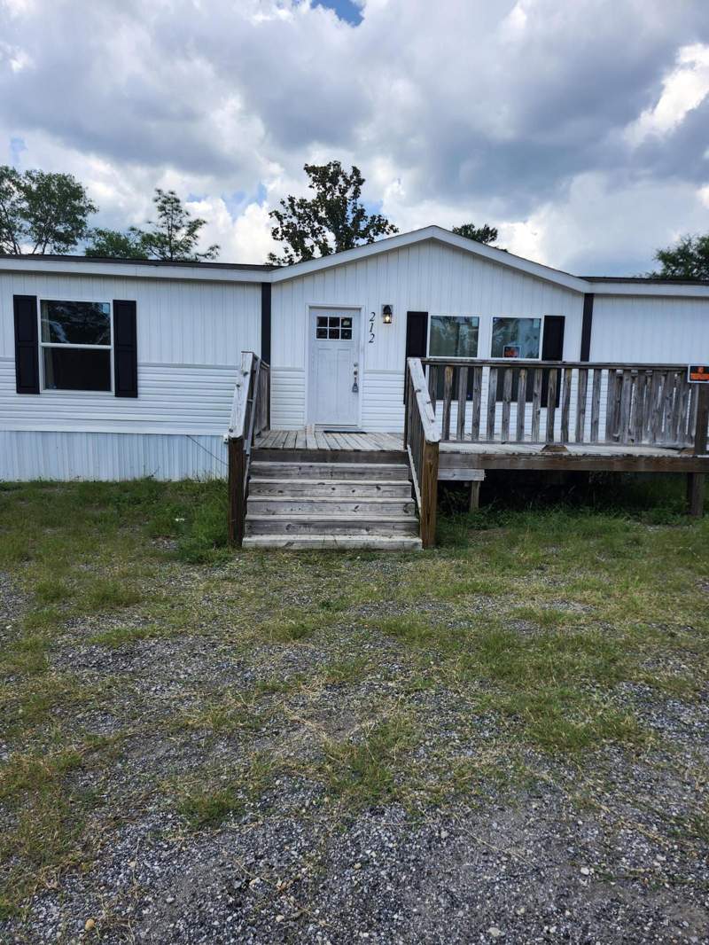 3 bedroom Mobile Home at 212 W Juniper Avenue, Oakwood Hills, DeFuniak Springs — photo 2