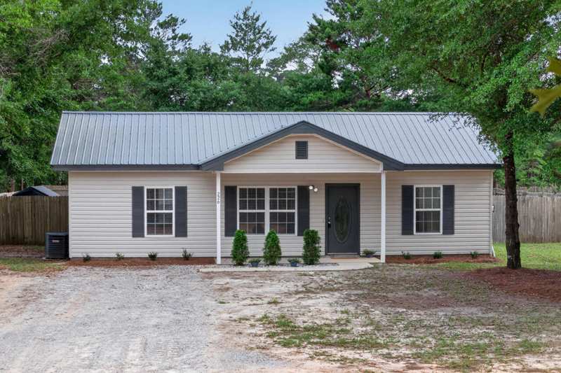 3 bedroom Detached Single Family at 226 E Cypress Avenue, Oakwood Hills Unit 1, DeFuniak Springs — photo 1