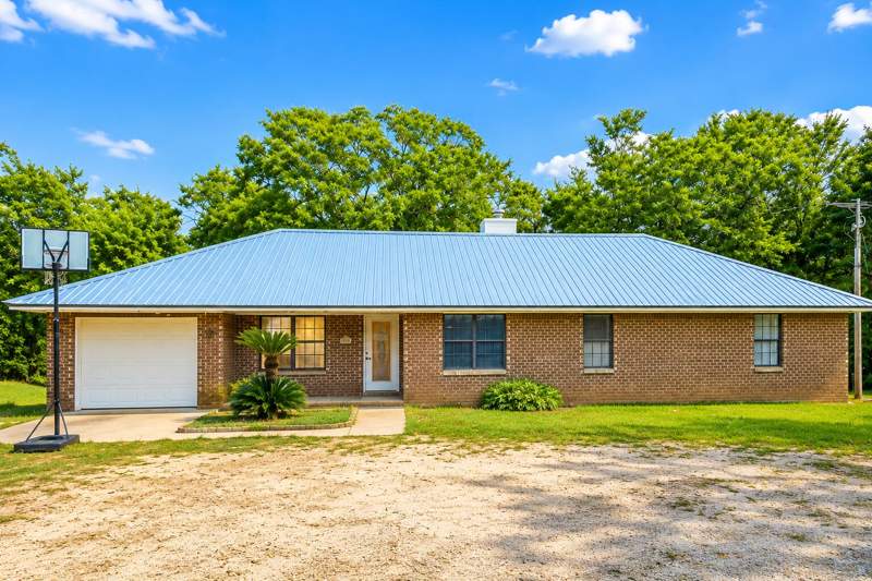 4 bedroom Detached Single Family at 202 Bonita Drive, Oakwood Hills, DeFuniak Springs — photo 2