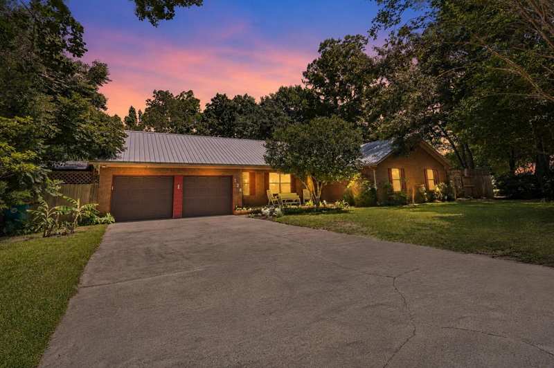 3 bedroom Detached Single Family at 128 Twin Oak Drive, Dogwood Estates, Crestview — photo 1