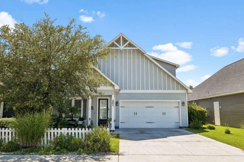 4 bedroom Detached Single Family at 201 Blakely Drew Boulevard, Paradise Cove, Point Washington — photo 2