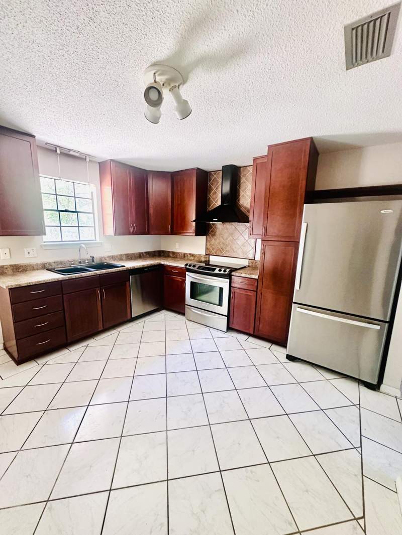 3 bedroom Detached Single Family at 635 Sea View Drive, Sea Hills 2nd, Destin — photo 2