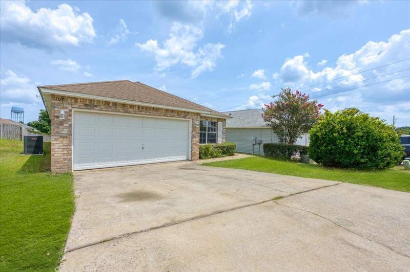 3 bedroom Detached Single Family at 107 Nivana Drive, Southway Est 2nd Add, Crestview — photo 2