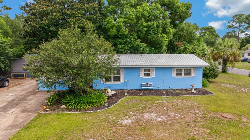 4 bedroom Detached Single Family at 227 SW Coral Drive, Seabreeze 5th Addn, Fort Walton Beach — photo 2