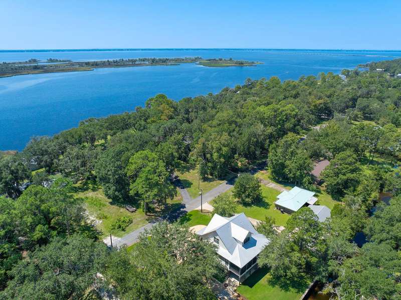 4 bedroom Detached Single Family at 400 Pitts Bayshore Drive, Twin Oaks 1st Addn, Freeport — photo 1