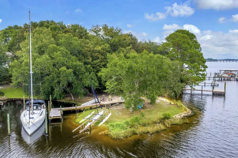 3 bedroom Detached Single Family at 402 Tiger Pointe Drive, Sarah Anne Pointe S/D, Niceville — photo 1