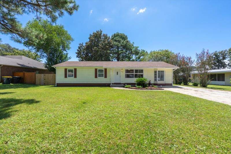 4 bedroom Detached Single Family at 222 NW Moriarty Street, Vesta Heights 1st Addn, Fort Walton Beach — photo 2