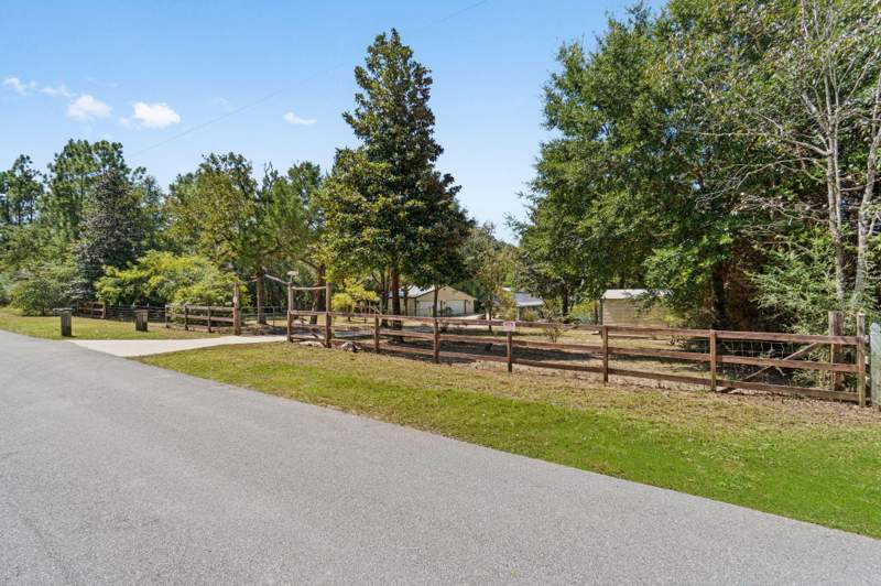3 bedroom Detached Single Family at 5322 Clint Mason Road, Metes & Bounds, Crestview — photo 2