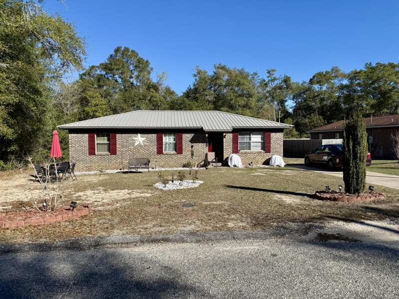 3 bedroom Detached Single Family at 327 Vann Avenue, Na, DeFuniak Springs — photo 1