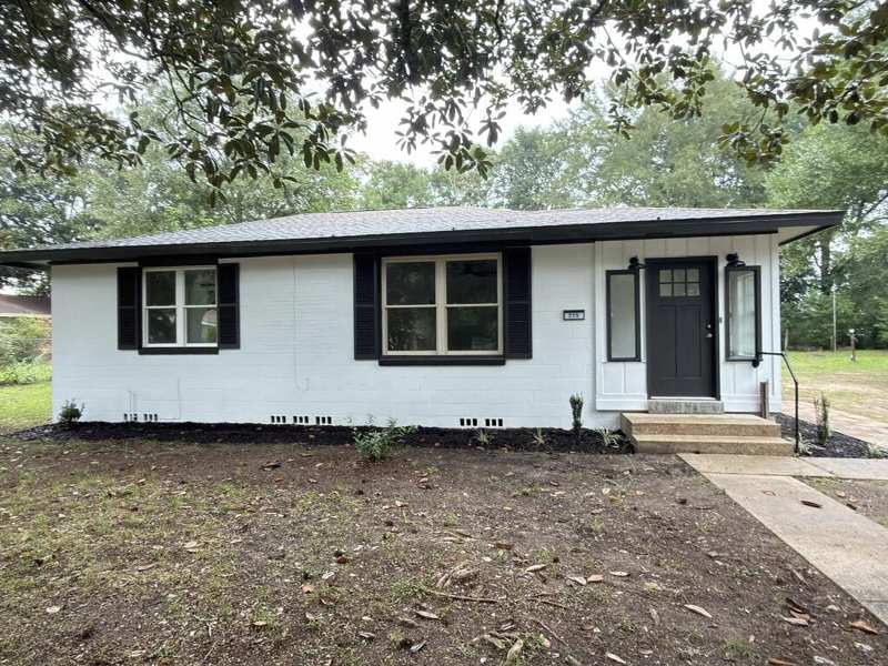 2 bedroom Detached Single Family at 215 E 3rd Avenue, Crestview, Crestview — photo 1