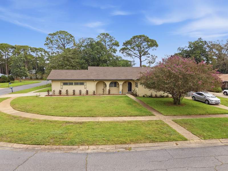 3 bedroom Detached Single Family at 381 NW Marie Circle, Victoria Gardens Re S/D, Fort Walton Beach — photo 3