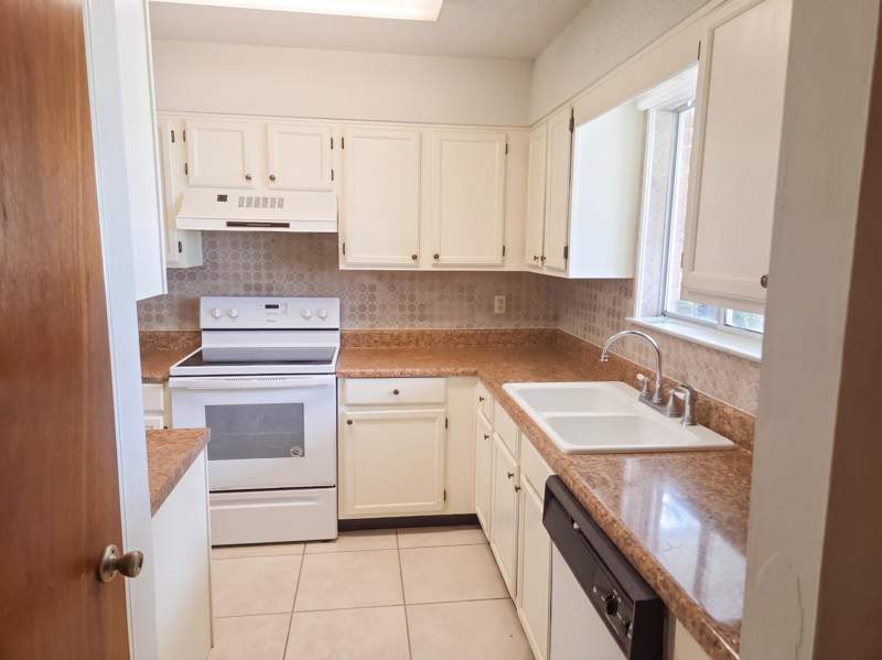 2 bedroom Townhouse at 2 NW Cinderella Lane #A, Azalea Gardens 1st Addn, Fort Walton Beach — photo 2