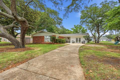 233 NW Pleasant Street, Fort Walton Beach FL - photo 6 of 57