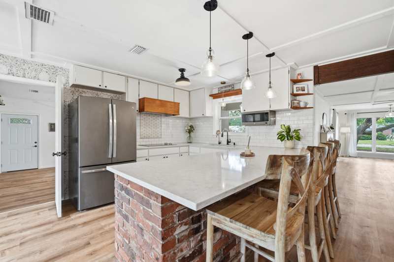 4 bedroom Detached Single Family at 233 NW Pleasant Street, Bayou Woods 2nd Addn, Fort Walton Beach — photo 1