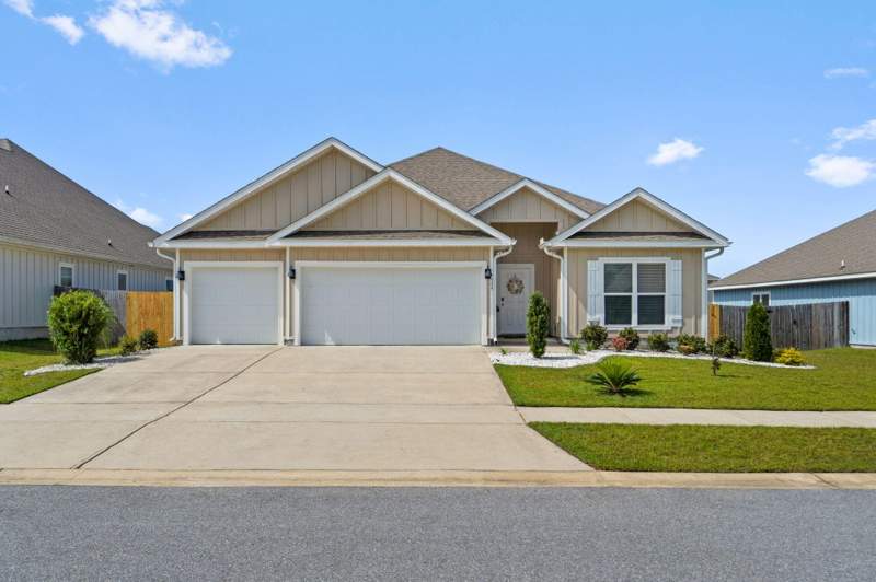 4 bedroom Detached Single Family at 504 Mary Lou Way, Shoal River S/D, Crestview — photo 3