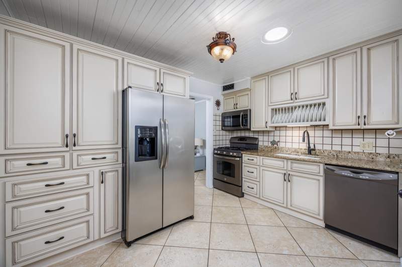 4 bedroom Detached Single Family at 2 NE Bay Drive, Elliotts Point 4th Addn, Fort Walton Beach — photo 3