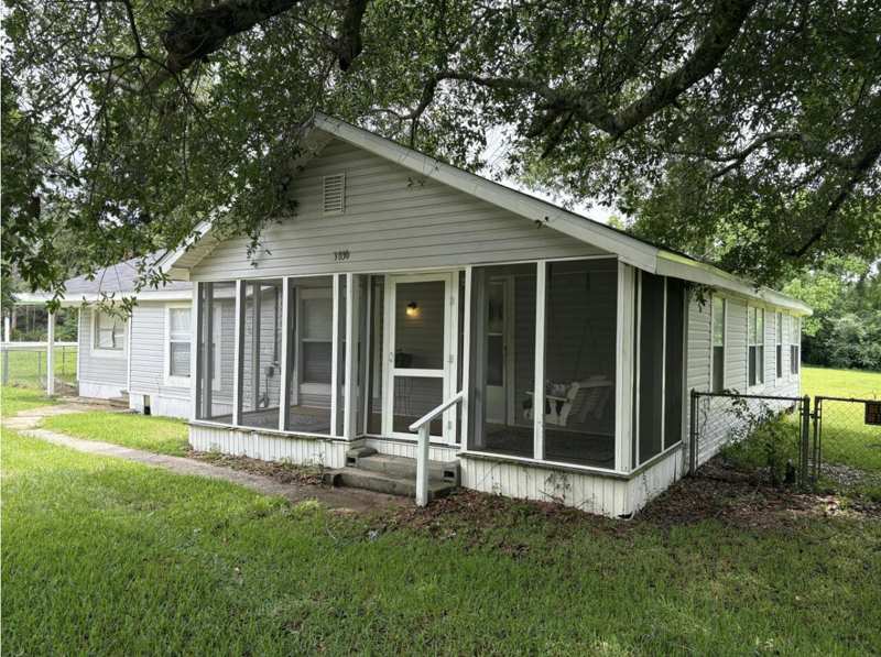 2 bedroom Detached Single Family at 3830 3Rd Avenue, Laurel Hill, Laurel Hill — photo 1