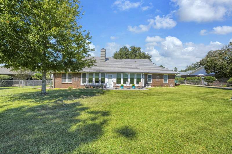 3 bedroom Detached Single Family at 136 Country Club Road, Lake Lorraine Estates 1, Shalimar — photo 3