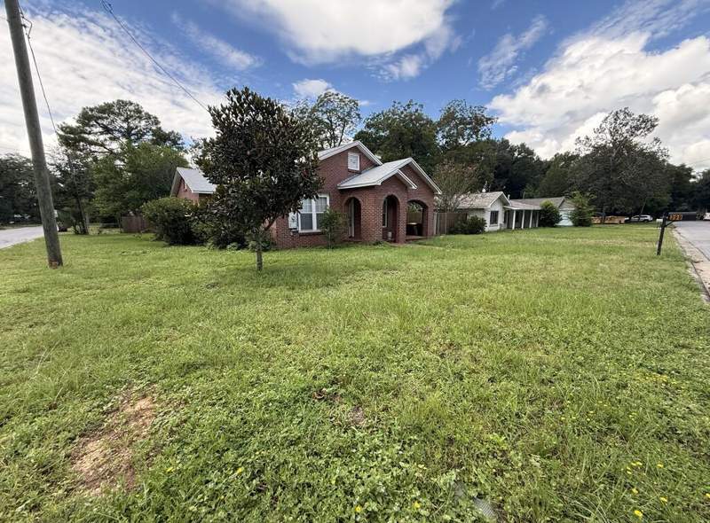 3 bedroom Detached Single Family at 398 S Spring Street, Crestview Lot 7 Blk 66, Crestview — photo 3