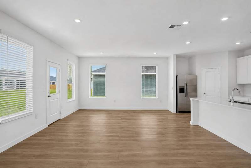 4 bedroom Detached Single Family at 53 Old Bridge Road #Hs C2, Cross Creek Phase 2, Freeport — photo 4