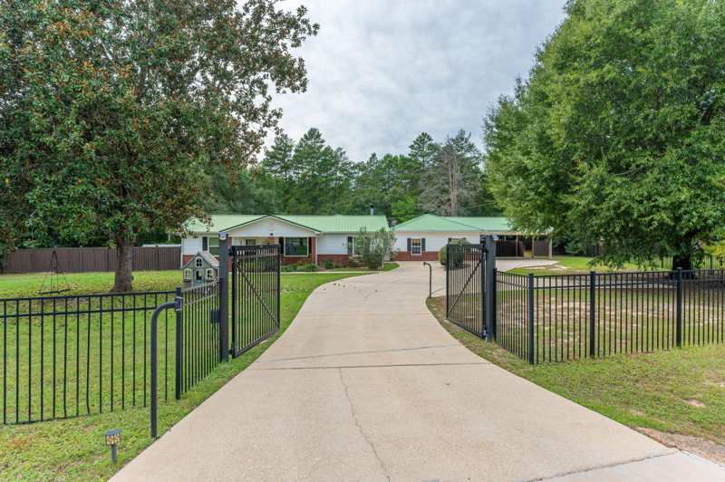 3 bedroom Detached Single Family at 6056 Garden City Road, Crestview, Crestview — photo 1
