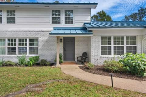 576 Pocahontas Drive, Fort Walton Beach FL - photo 9 of 48