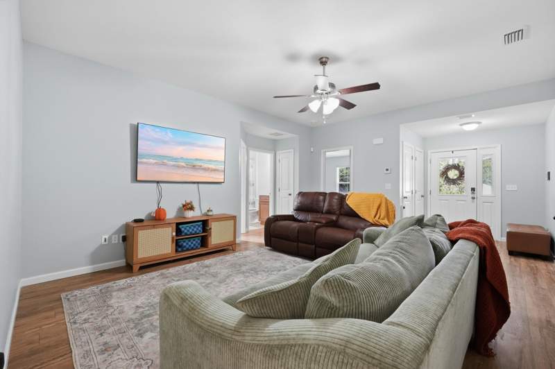 3 bedroom Detached Single Family at 250 W North Avenue, Holland, Crestview — photo 5