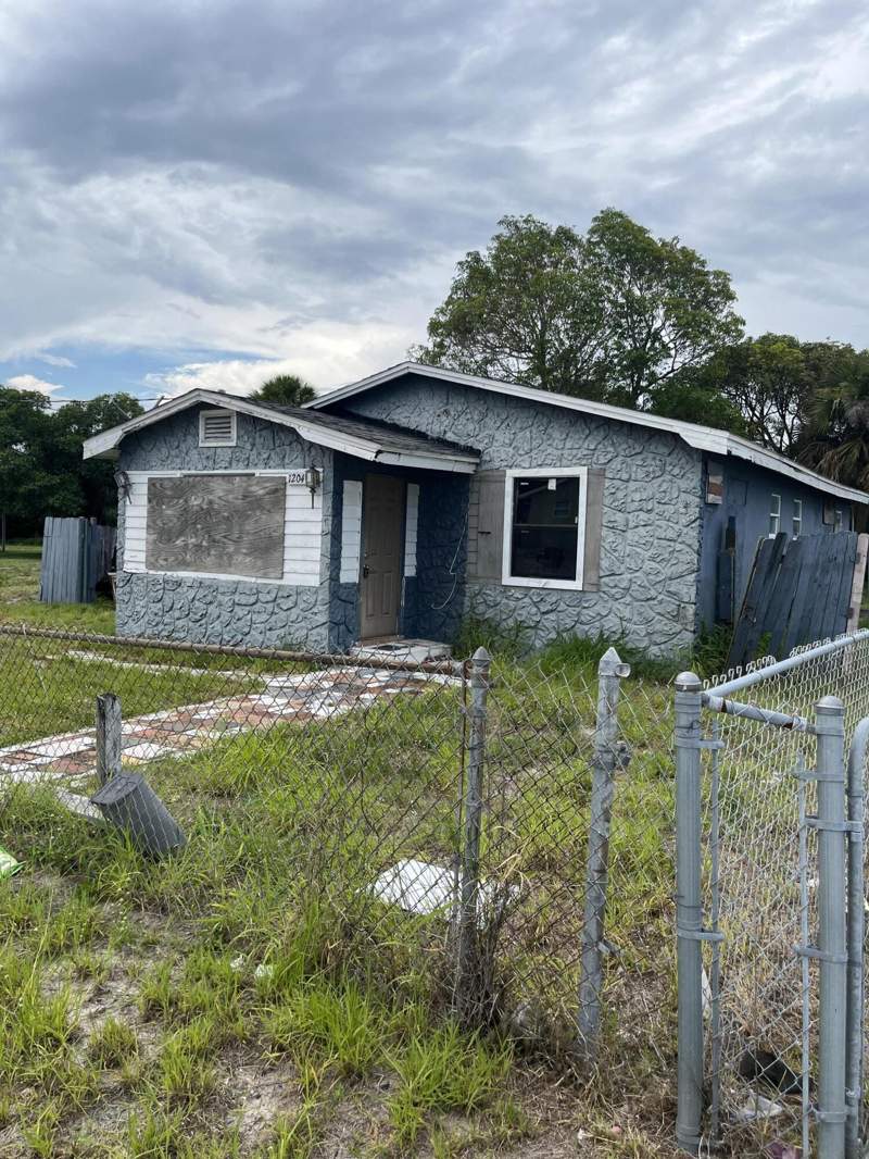 2 bedroom Single Family Residence at 1204 Avenue K Avenue, Prosperity Park, Fort Pierce — photo 2