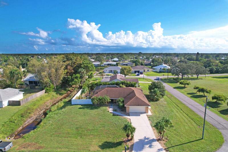3 bedroom Single Family Residence at 1991 SE Aires Lane, Port St Lucie Section 13, Port St. Lucie — photo 2