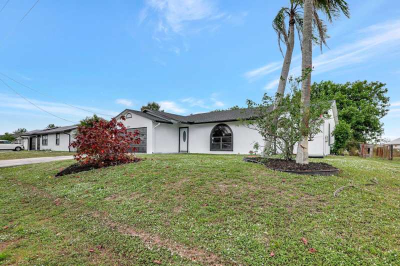 3 bedroom Single Family Residence at 654 SW Pueblo Terrace, Port St Lucie Section 9, Port St. Lucie — photo 1