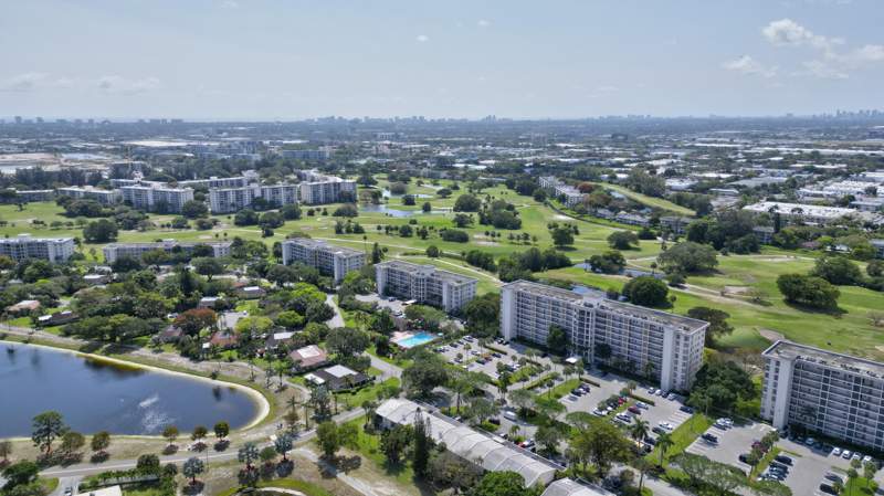 1 bedroom Condominium at 3050 N Palm Aire Drive #505, No 8 Palm-Aire Country Club, Pompano Beach — photo 3