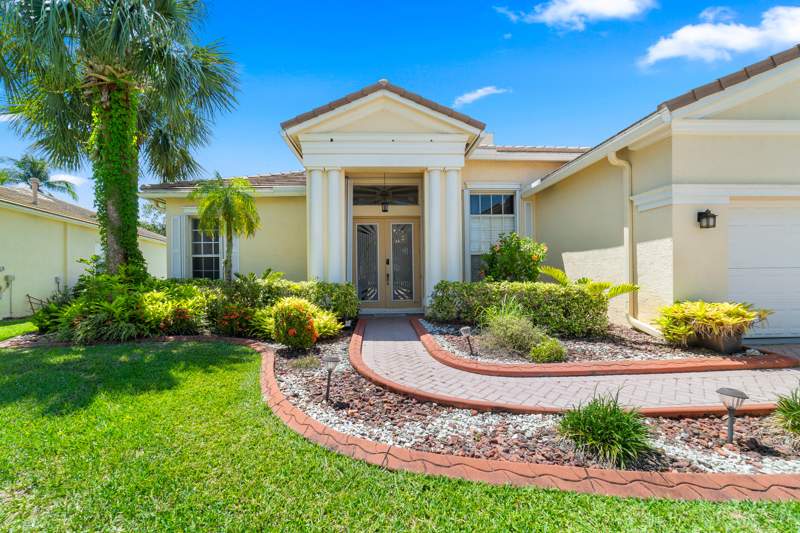 3 bedroom Single Family Residence at 525 SW Lake Manatee Way, Lakeforest At St Lucie West Phase 1, Port St. Lucie — photo 3
