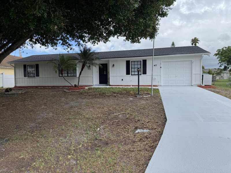 3 bedroom Single Family Residence at 412 NE Midvale Street, Port St Lucie Section 26, Port St. Lucie — photo 1