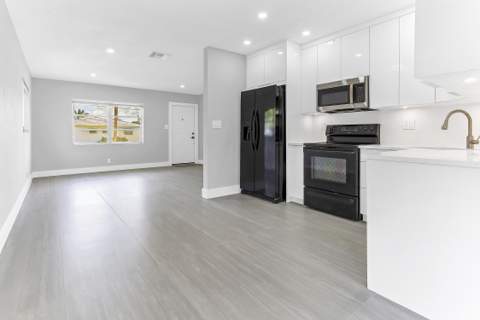 7609 NW 70 Avenue, Tamarac FL - photo 9 of 28