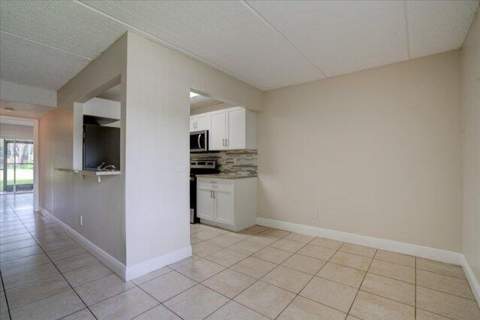 1104 Meadows Circle, Boynton Beach FL - photo 9 of 27