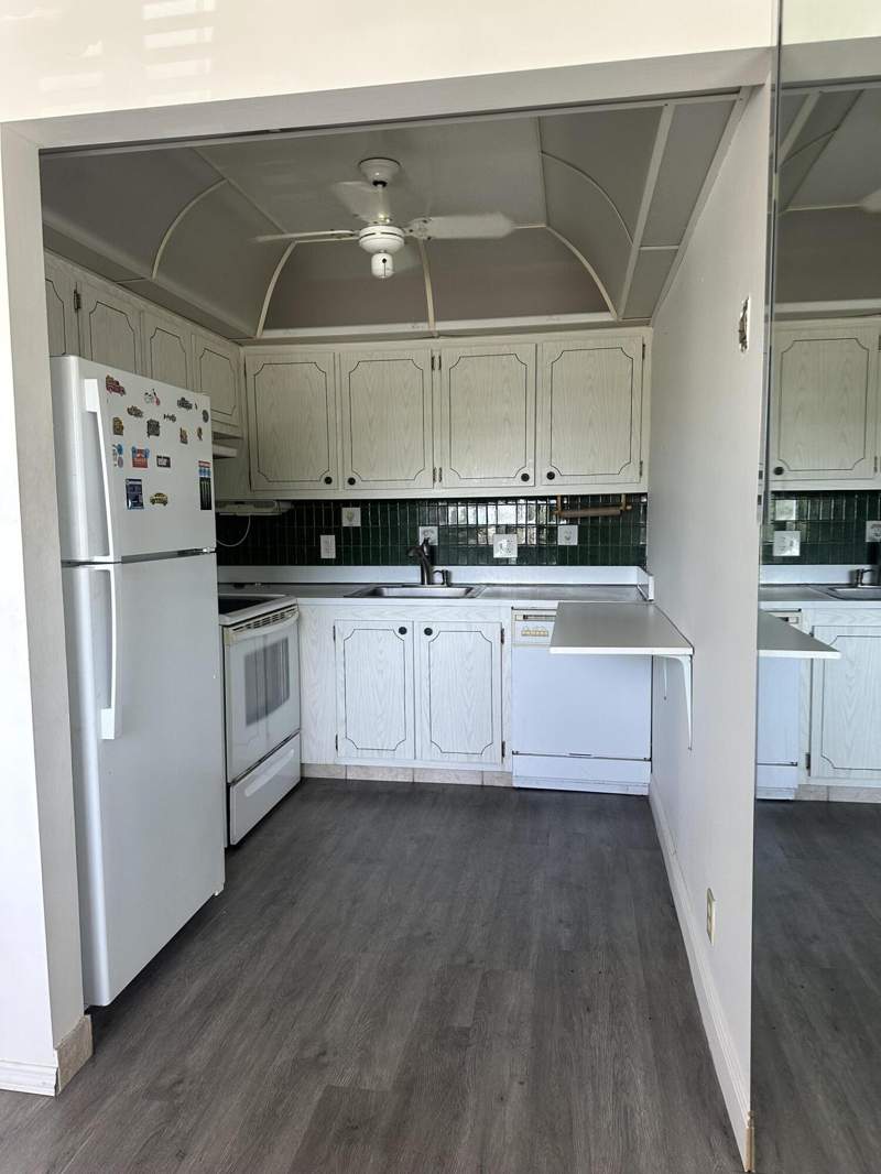 2 bedroom Condominium at 300 Village Green Circle #217, Village Green Sussex Cond Decl Filed 2-6-80, Palm Springs — photo 5