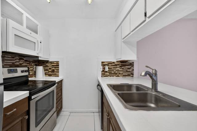 Knollwood Club Condo