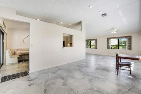 8421 Bonita Isle Drive, Lake Worth FL - photo 6 of 39