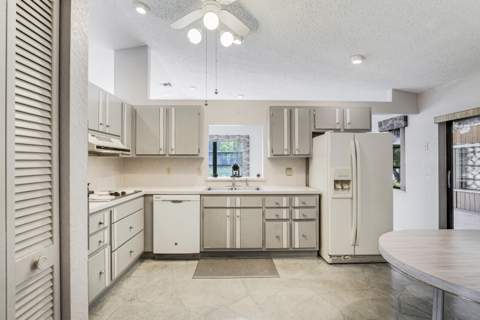 8421 Bonita Isle Drive, Lake Worth FL - photo 9 of 39