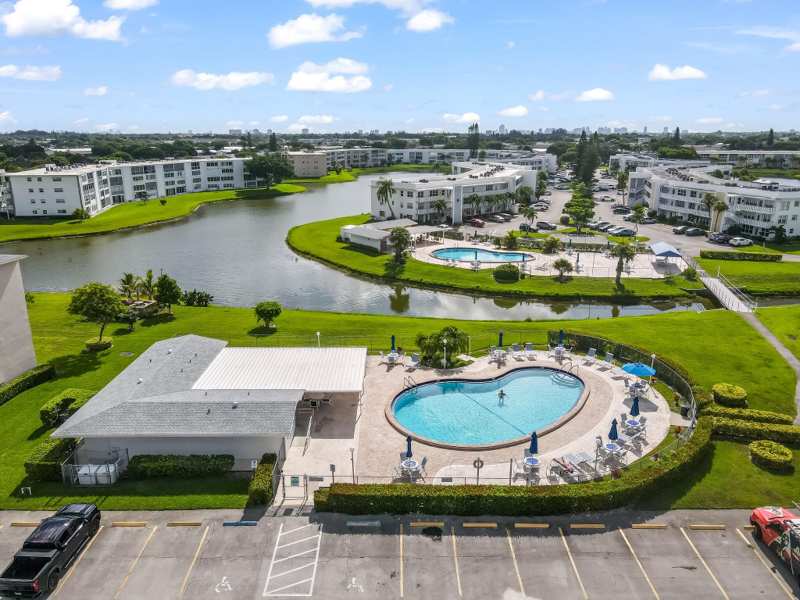 2 bedroom Condominium at 239 Windsor K, Windsor A Thru S Condos, West Palm Beach — photo 1